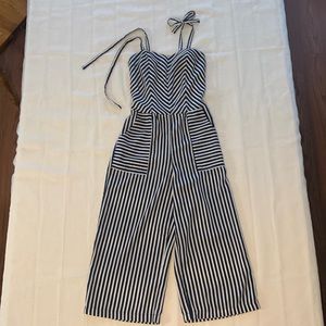 Monteau jumper size: small with pockets.